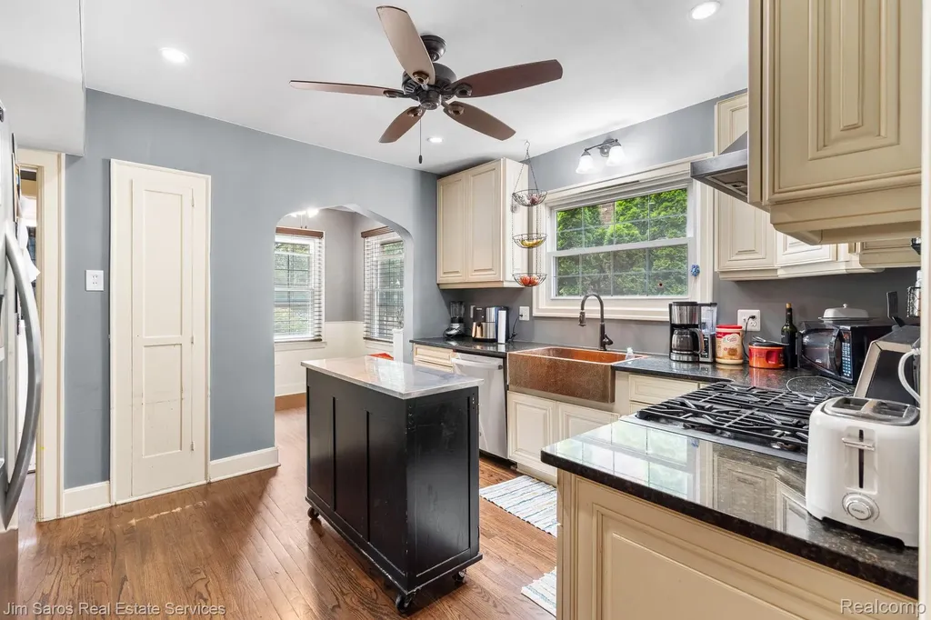 1421 Yorkshire Road Grosse Pointe Park City MI 48230