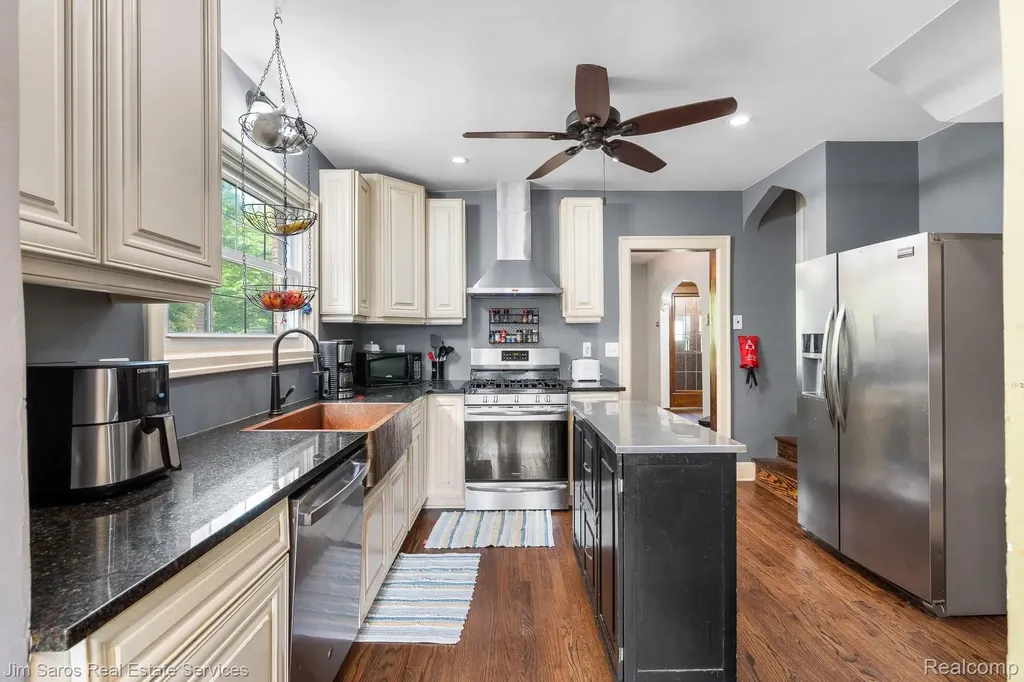 1421 Yorkshire Road Grosse Pointe Park City MI 48230