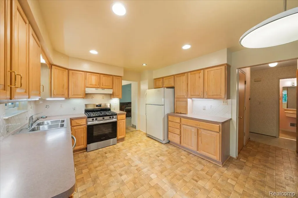 23370 Brandywynne Street Southfield City MI 48033