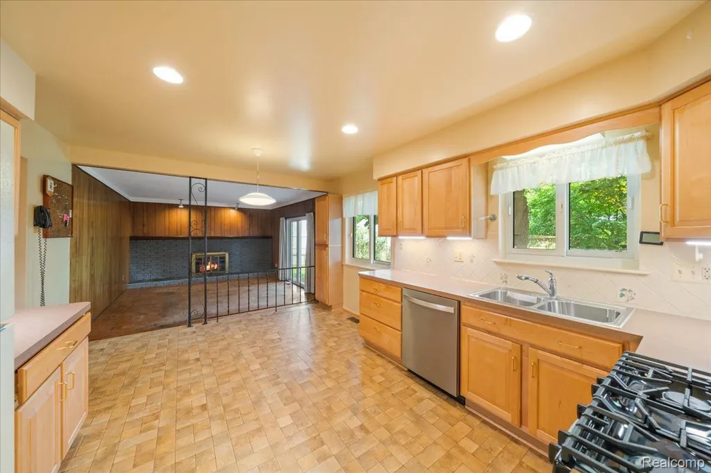 23370 Brandywynne Street Southfield City MI 48033
