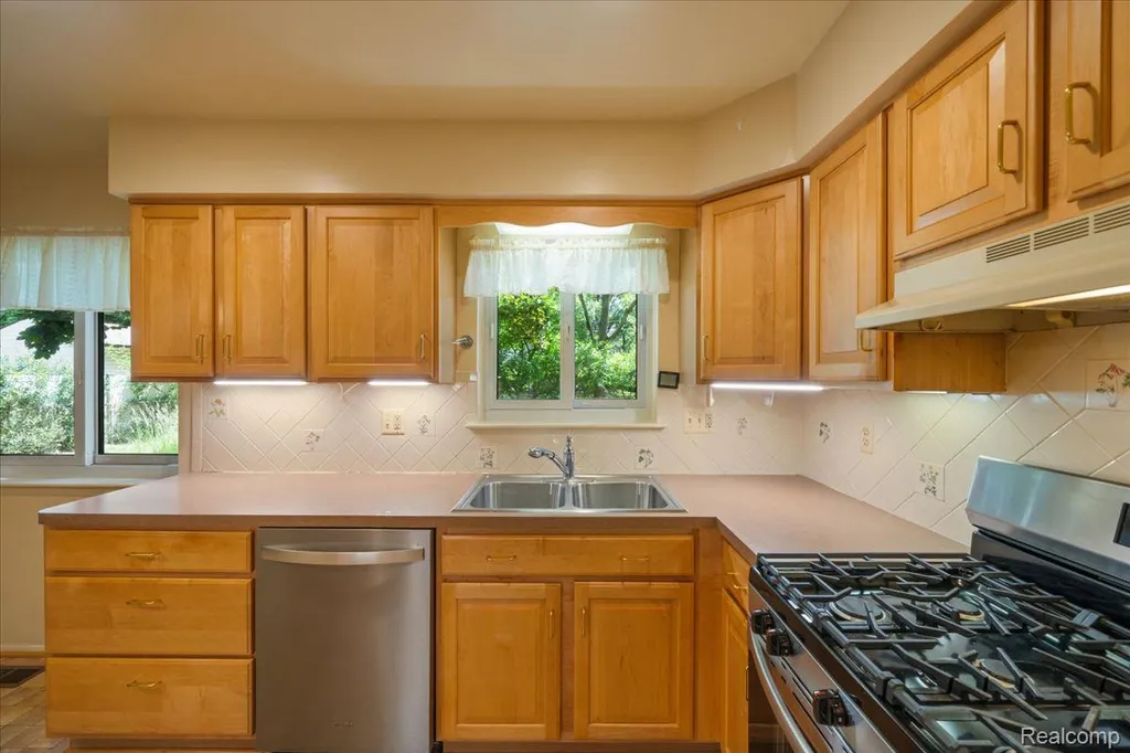 23370 Brandywynne Street Southfield City MI 48033