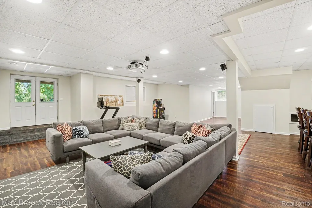 9843 Oak Valley Drive Springfield Charter Township MI 48348