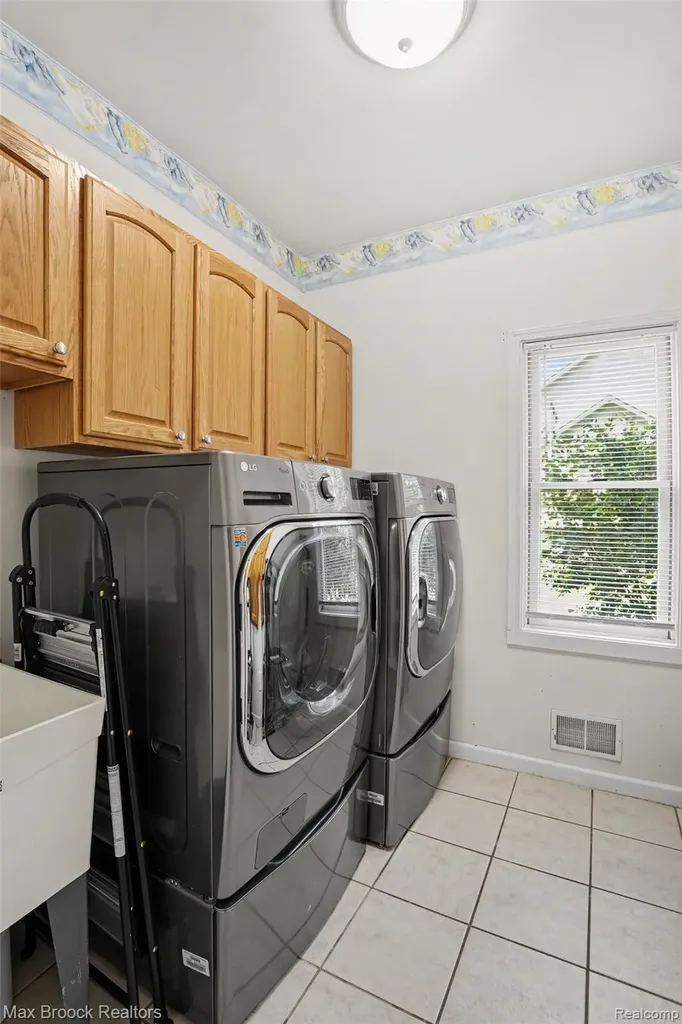 9843 Oak Valley Drive Springfield Charter Township MI 48348