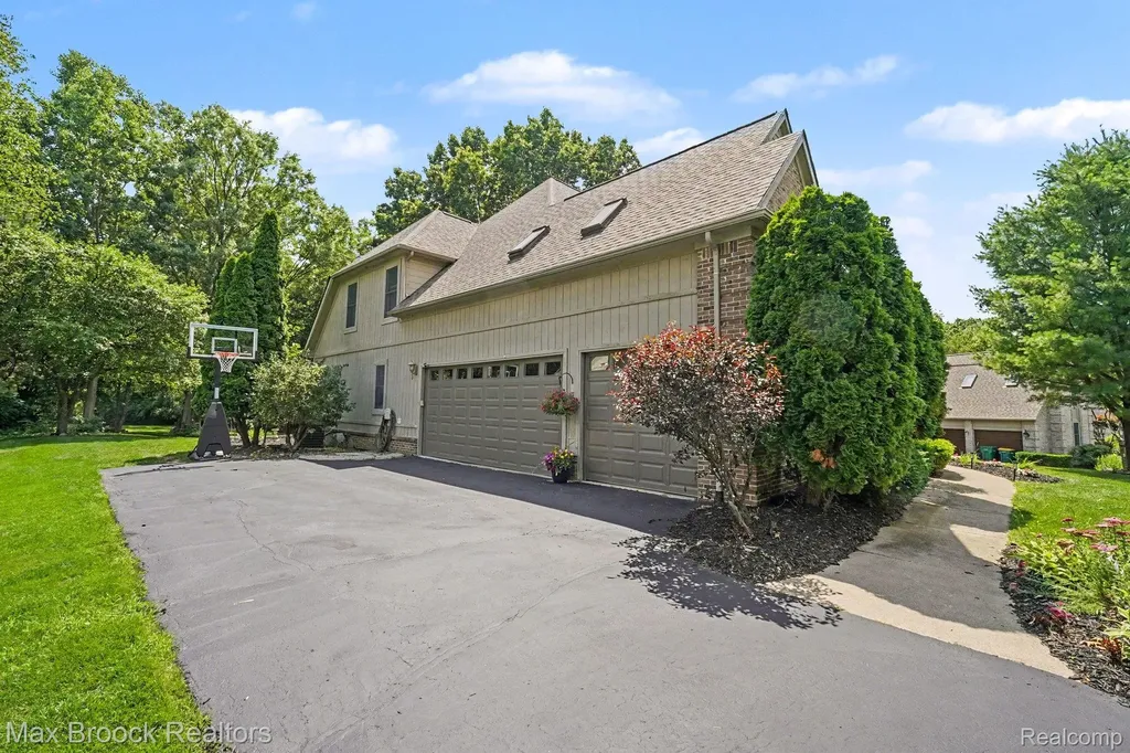 9843 Oak Valley Drive Springfield Charter Township MI 48348
