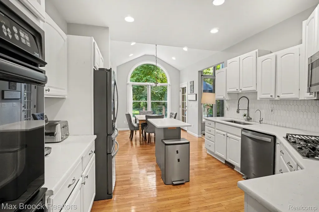 9843 Oak Valley Drive Springfield Charter Township MI 48348