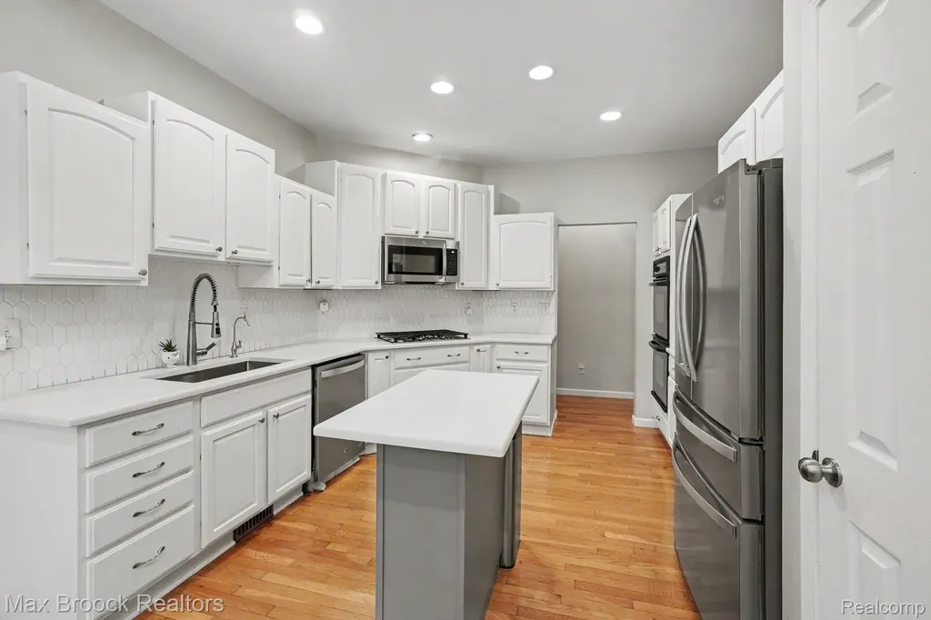 9843 Oak Valley Drive Springfield Charter Township MI 48348