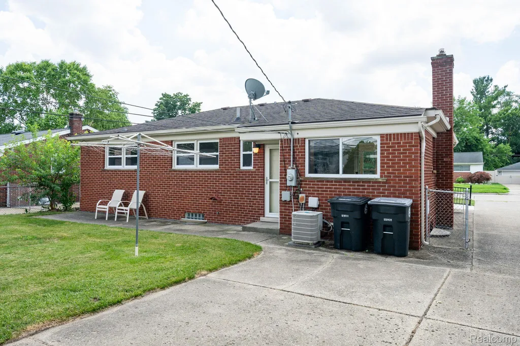35030 S Elmira Street N Livonia City MI 48150