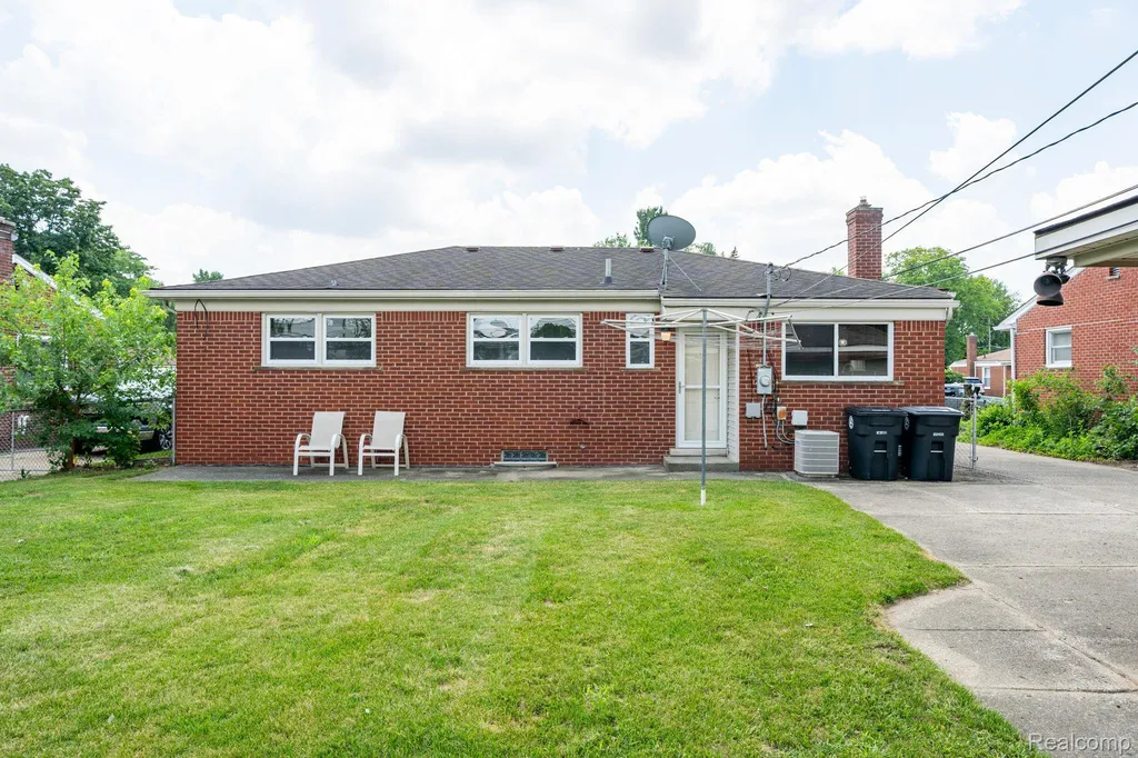 35030 S Elmira Street N Livonia City MI 48150
