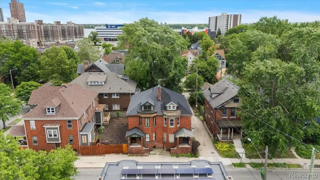 7950 E Lafayette Street Detroit City MI 48214