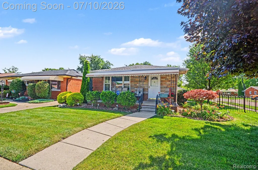 24804 Rosalind Avenue Eastpointe City MI 48021