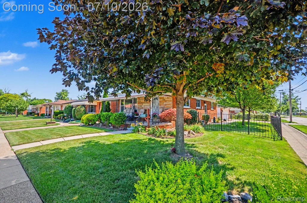 24804 Rosalind Avenue Eastpointe City MI 48021