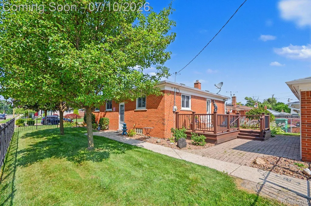 24804 Rosalind Avenue Eastpointe City MI 48021