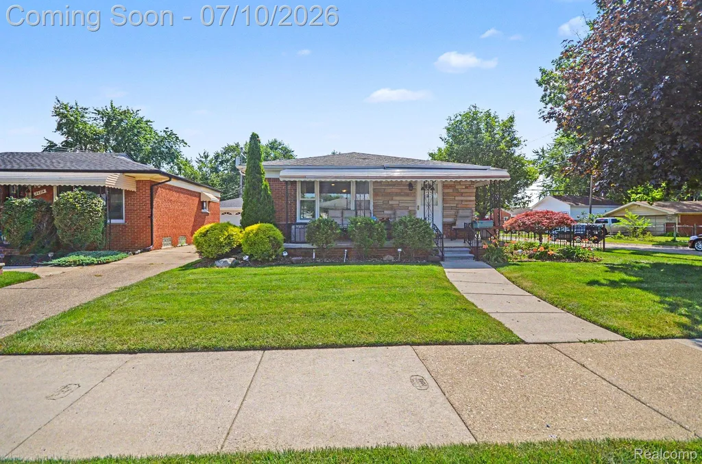 24804 Rosalind Avenue Eastpointe City MI 48021