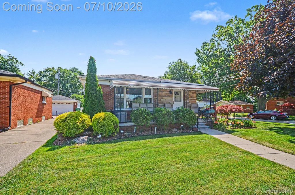 24804 Rosalind Avenue Eastpointe City MI 48021