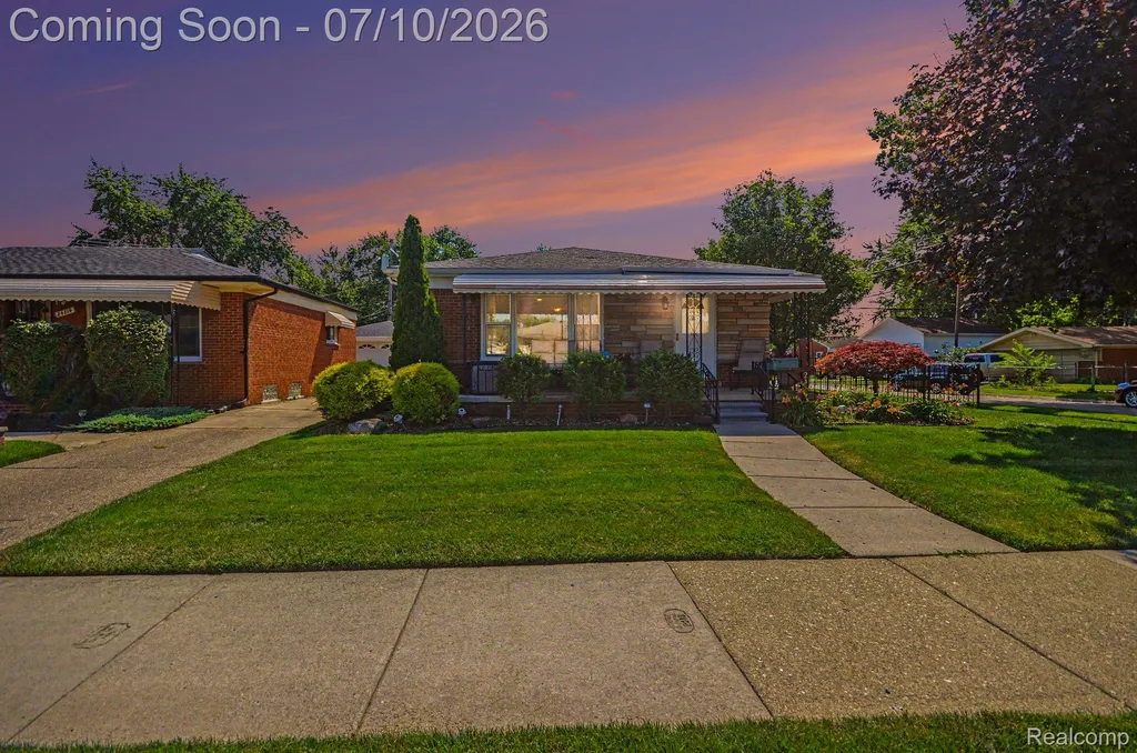 24804 Rosalind Avenue Eastpointe City MI 48021