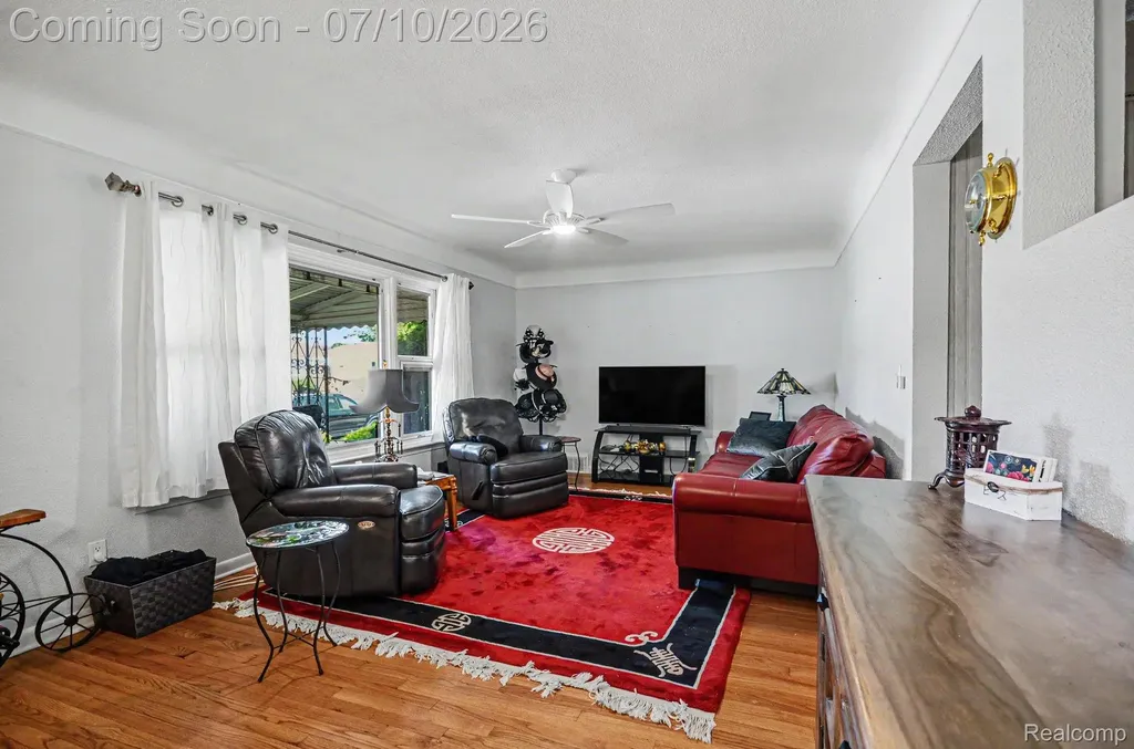 24804 Rosalind Avenue Eastpointe City MI 48021