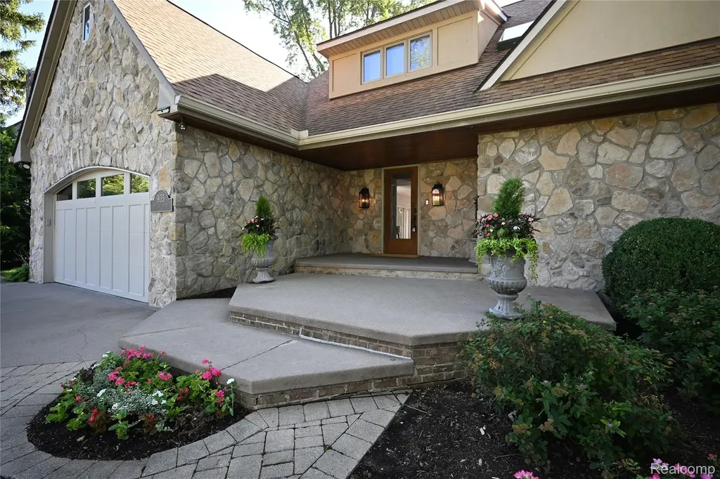 935 Pleasant Street Birmingham City MI 48009