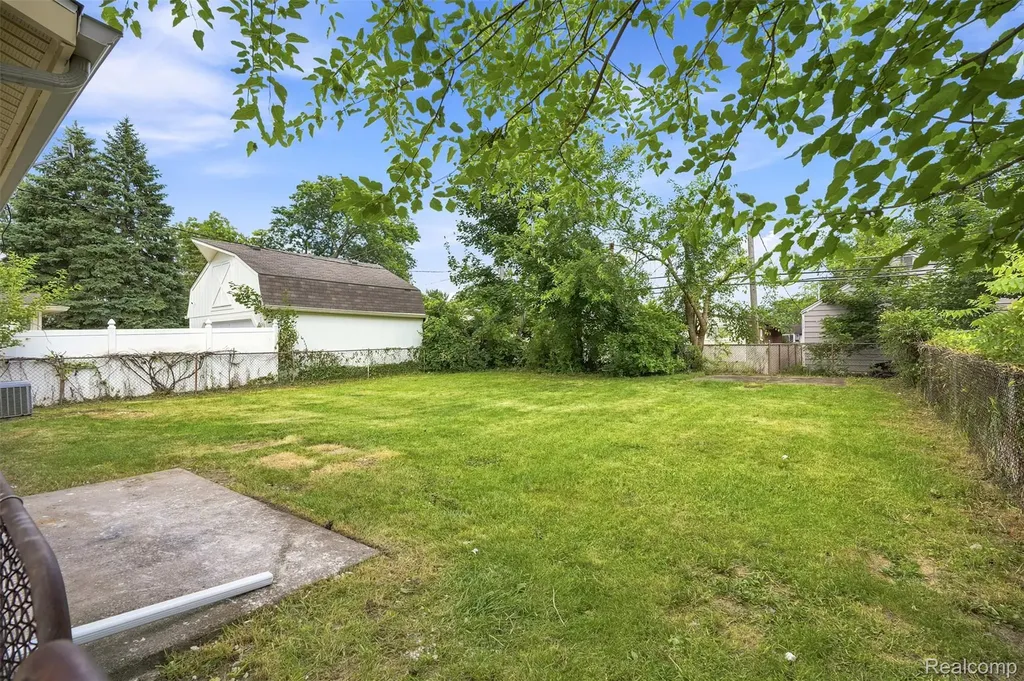 30767 Bennington Street Westland City MI 48186