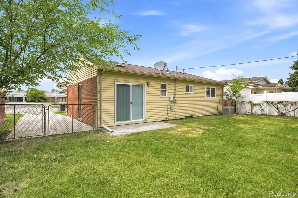 30767 Bennington Street Westland City MI 48186
