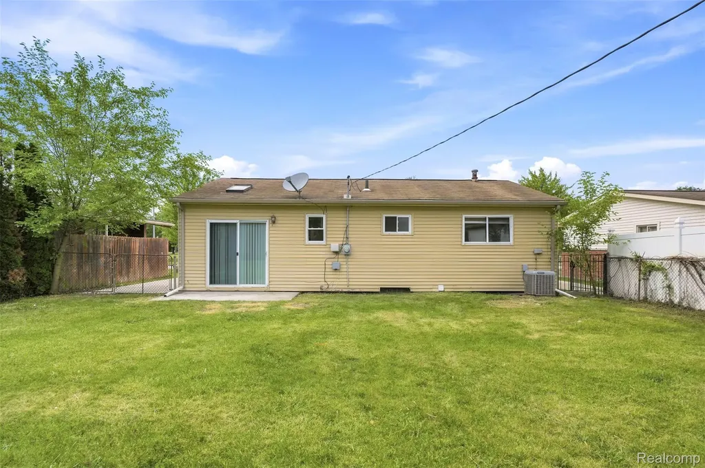 30767 Bennington Street Westland City MI 48186