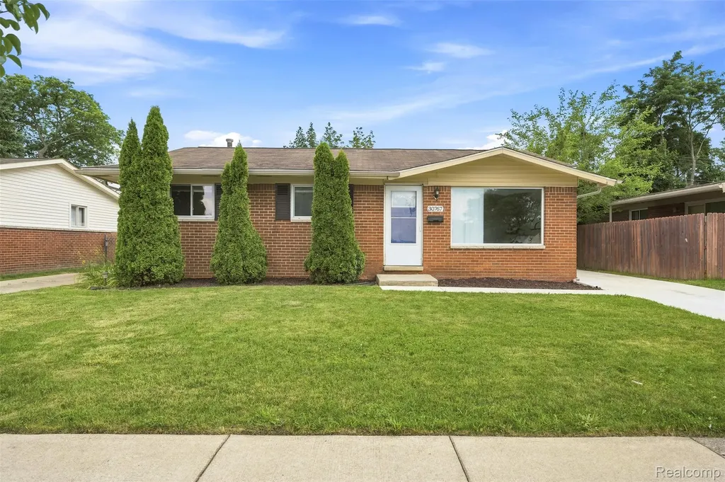 30767 Bennington Street Westland City MI 48186