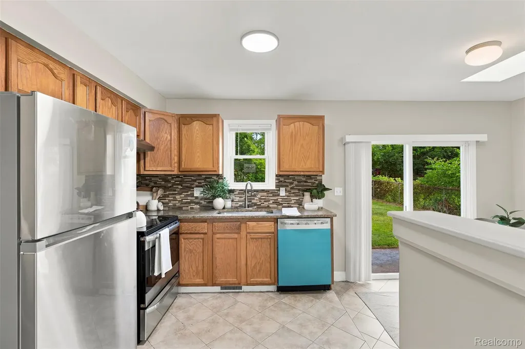 30767 Bennington Street Westland City MI 48186