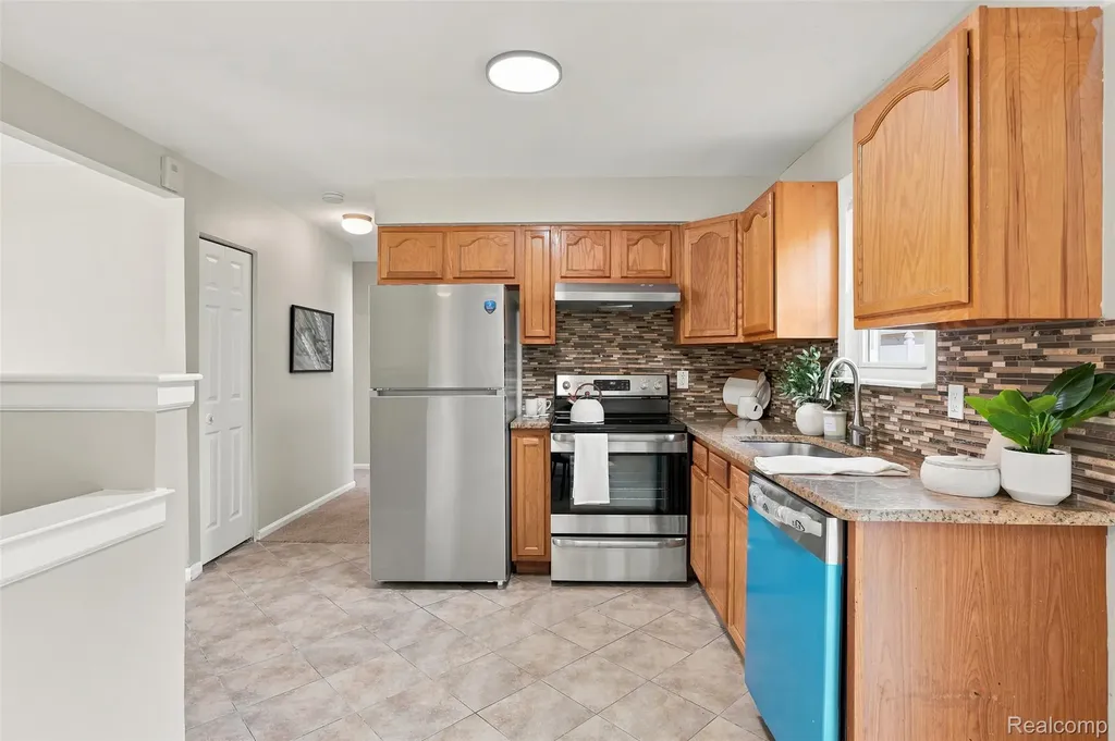 30767 Bennington Street Westland City MI 48186