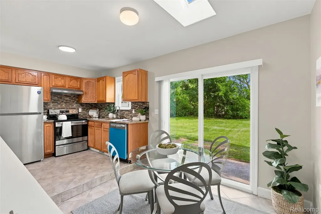 30767 Bennington Street Westland City MI 48186
