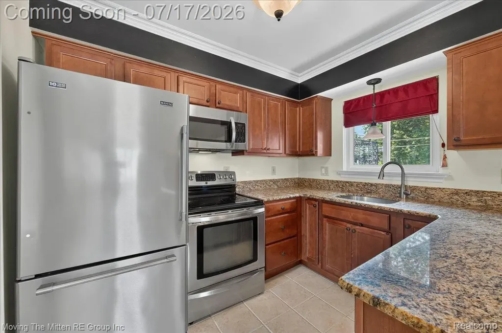 648 S Dowling Street Westland City MI 48186