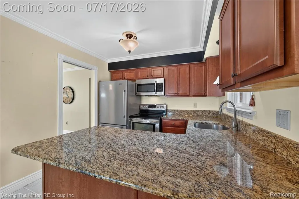 648 S Dowling Street Westland City MI 48186