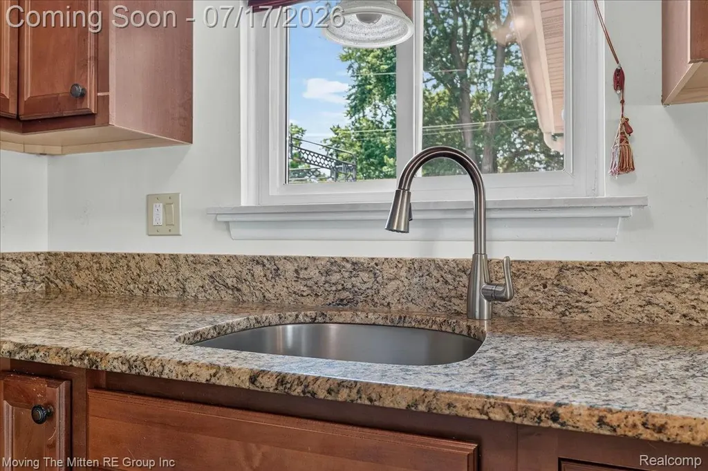 648 S Dowling Street Westland City MI 48186