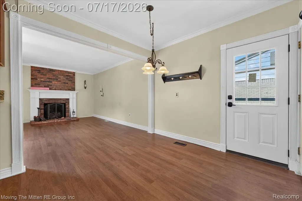 648 S Dowling Street Westland City MI 48186