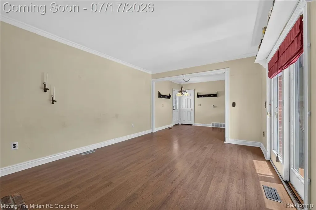 648 S Dowling Street Westland City MI 48186
