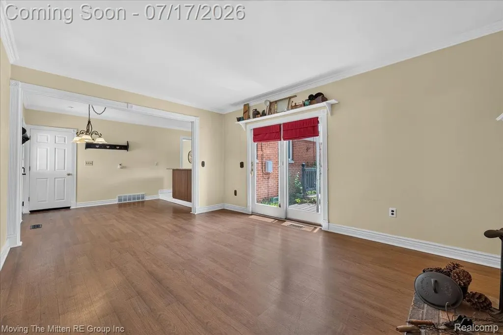 648 S Dowling Street Westland City MI 48186
