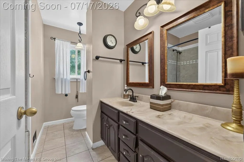 648 S Dowling Street Westland City MI 48186