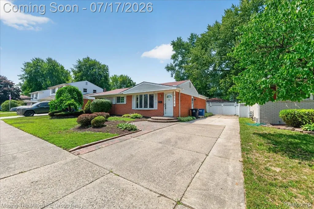 648 S Dowling Street Westland City MI 48186