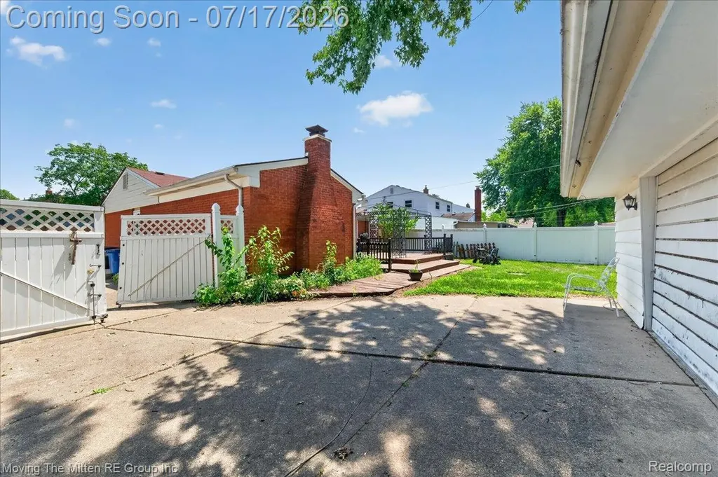 648 S Dowling Street Westland City MI 48186