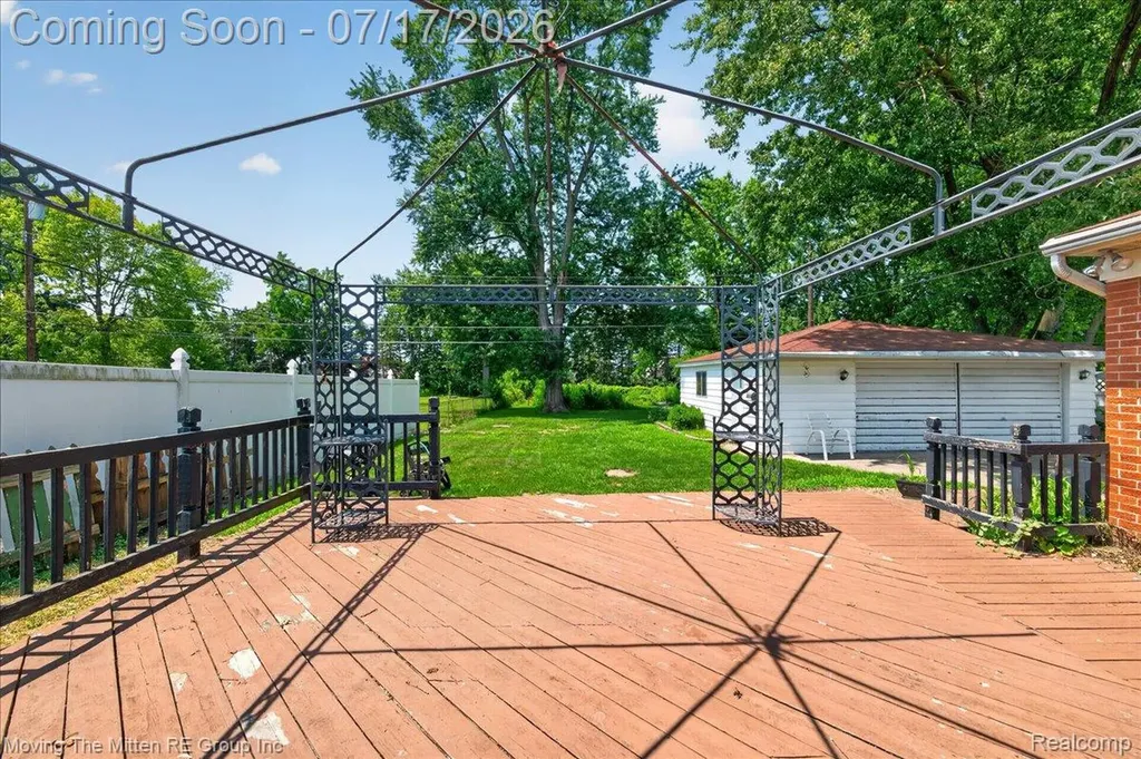 648 S Dowling Street Westland City MI 48186