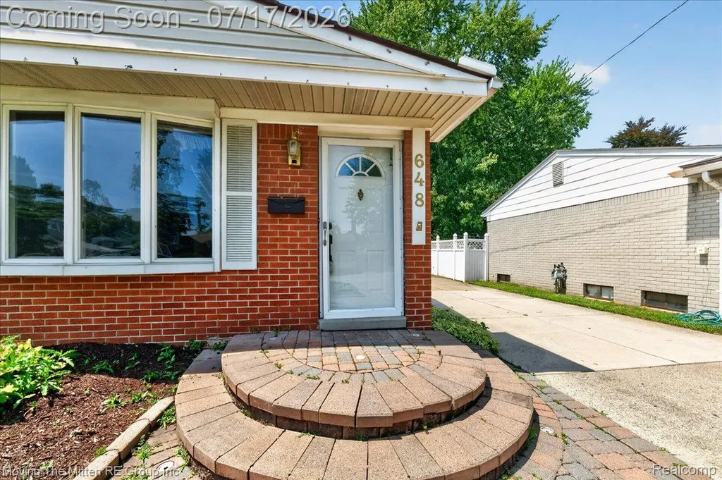 648 S Dowling Street Westland City MI 48186