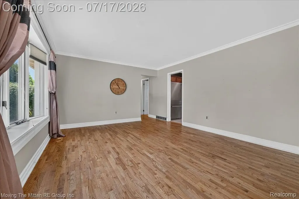 648 S Dowling Street Westland City MI 48186