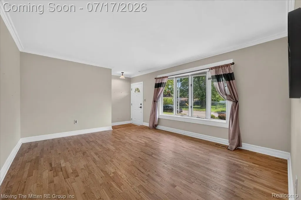 648 S Dowling Street Westland City MI 48186
