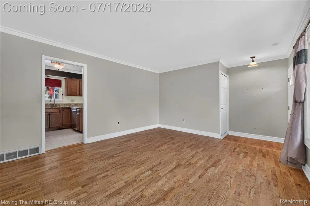 648 S Dowling Street Westland City MI 48186