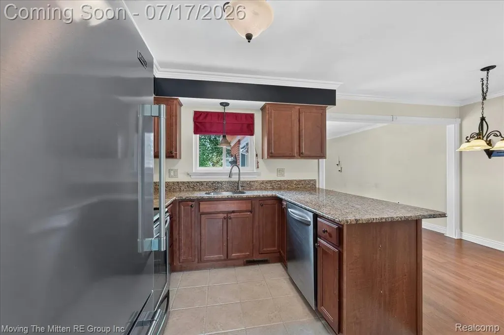 648 S Dowling Street Westland City MI 48186