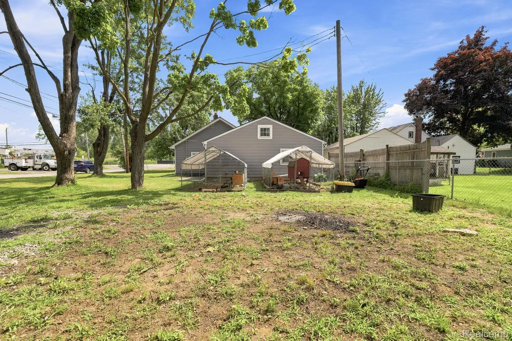 28112 Ecorse Road Romulus City MI 48174