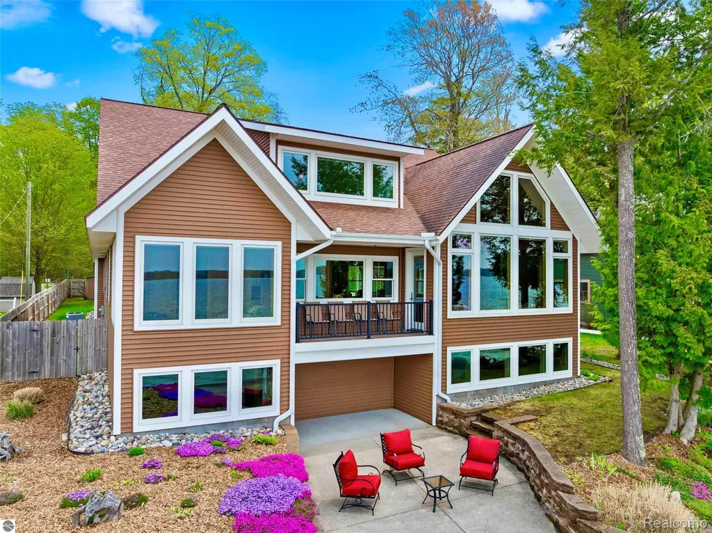 4805 E Shore Drive NE Coldsprings Township MI 49646