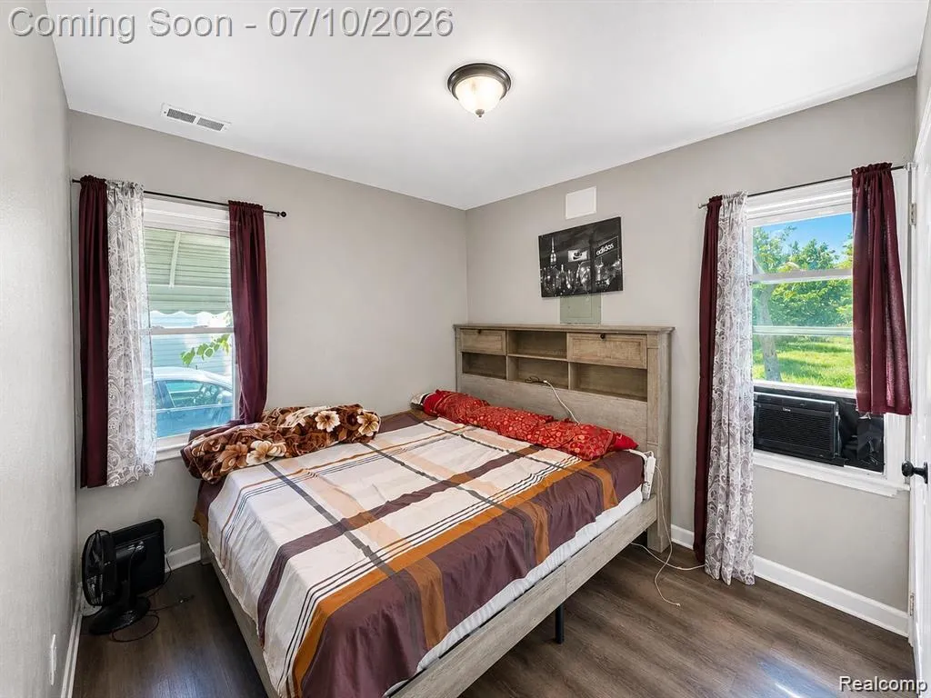 24895 Marigold Avenue Warren City MI 48089