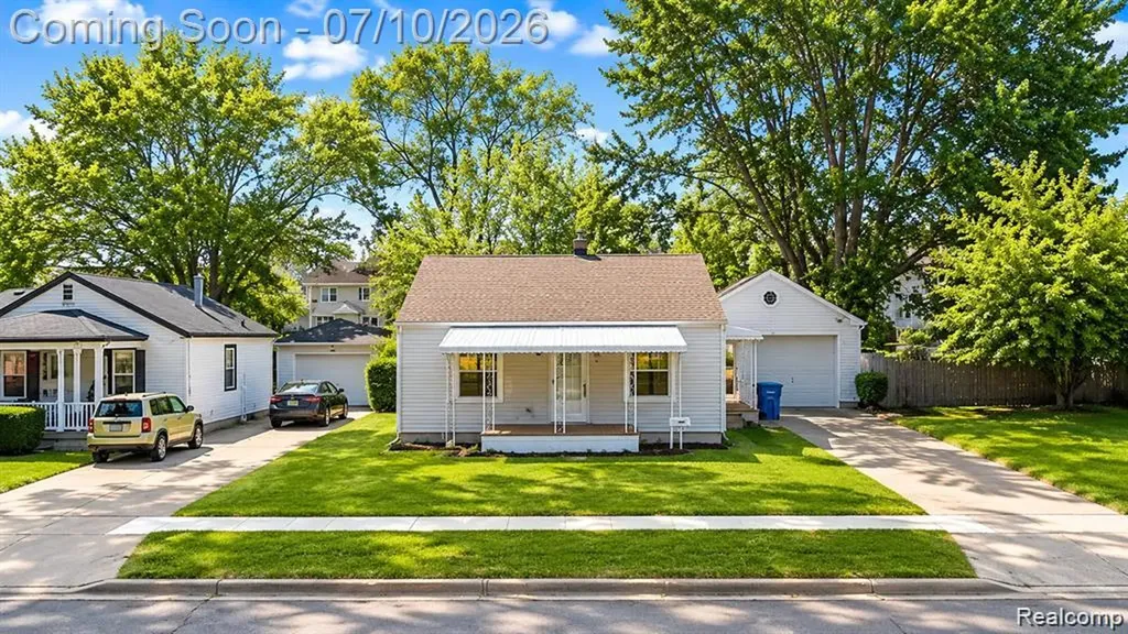 24895 Marigold Avenue Warren City MI 48089