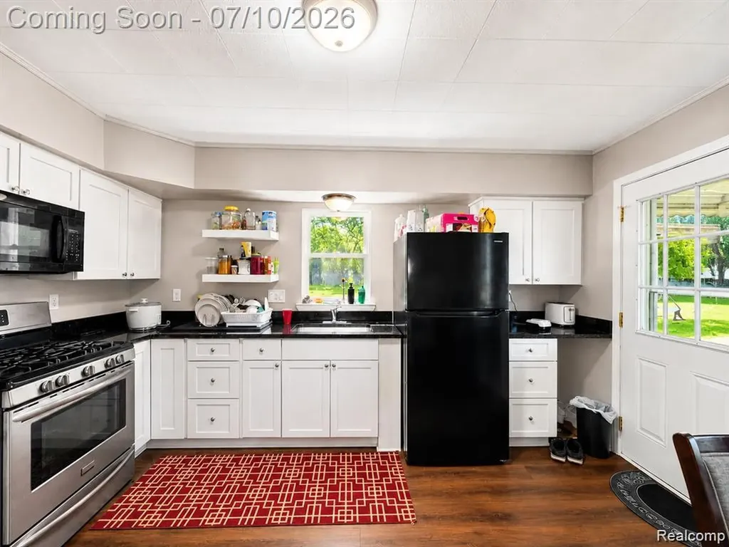 24895 Marigold Avenue Warren City MI 48089