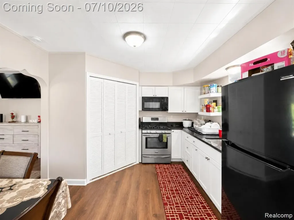 24895 Marigold Avenue Warren City MI 48089