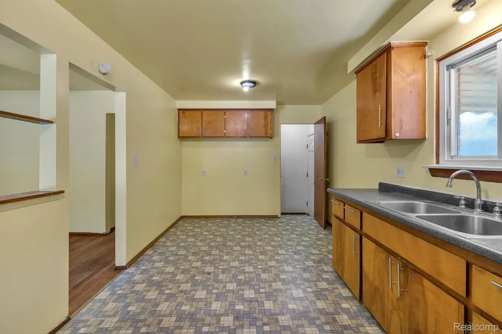 5320 Bedford Street Dearborn Heights City MI 48125